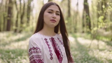 Vyshyvanka 'lı güzel Ukraynalı kadının 4K' lık fotoğrafını çek. Ukrayna ulusal kıyafetleri. Ukrayna 'nın yanında dur