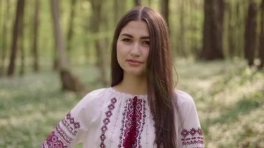 Vyshyvanka 'lı güzel Ukraynalı kadının 4K' lık fotoğrafını çek. Ukrayna ulusal kıyafetleri. Ukrayna 'nın yanında dur