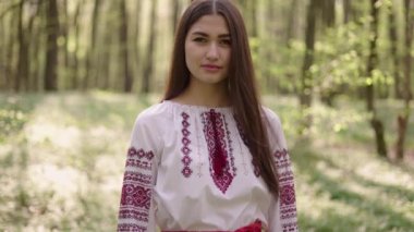 Vyshyvanka 'lı güzel Ukraynalı kadının 4K' lık fotoğrafını çek. Ukrayna ulusal kıyafetleri. Ukrayna 'nın yanında dur