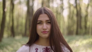 Vyshyvanka 'lı güzel Ukraynalı kadının 4K' lık fotoğrafını çek. Ukrayna ulusal kıyafetleri. Ukrayna 'nın yanında dur