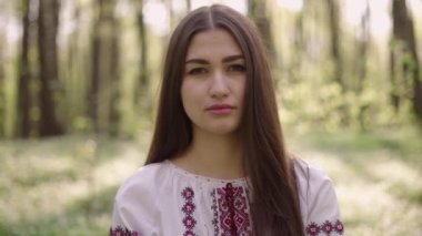 Vyshyvanka 'lı güzel Ukraynalı kadının 4K' lık fotoğrafını çek. Ukrayna ulusal kıyafetleri. Ukrayna 'nın yanında dur