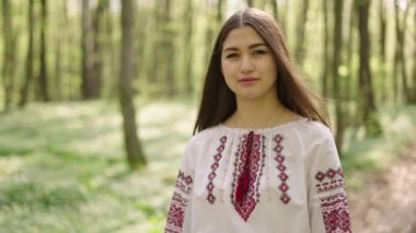 Vyshyvanka 'lı güzel Ukraynalı kadının 4K' lık fotoğrafını çek. Ukrayna ulusal kıyafetleri. Ukrayna 'nın yanında dur