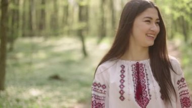 Vyshyvanka 'lı güzel Ukraynalı kadının 4K' lık fotoğrafını çek. Ukrayna ulusal kıyafetleri. Ukrayna 'nın yanında dur