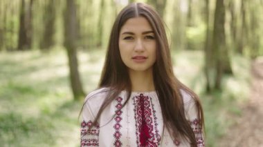 Vyshyvanka 'lı güzel Ukraynalı kadının 4K' lık fotoğrafını çek. Ukrayna ulusal kıyafetleri. Ukrayna 'nın yanında dur