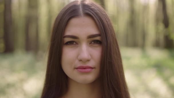 Närbild Skott Unga Vackra Ukrainska Kvinna Vyshyvanka Ukrainska Nationella Kläder — Stockvideo
