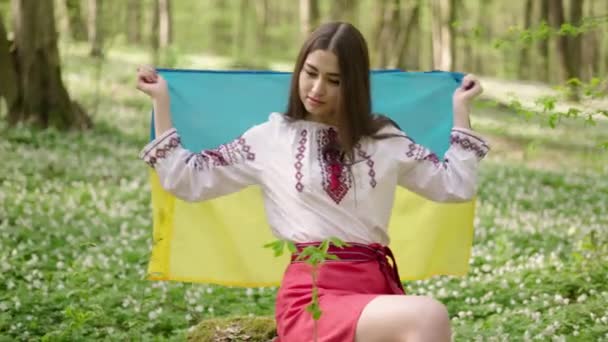 아름다운 우크라이나 라니아 국적의 카메라 보면서 자유와 독립의 상징인 깃발을 — 비디오