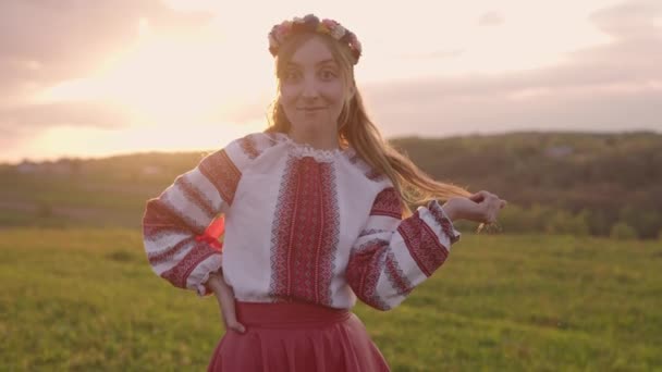 Розстріляли Молоду Вродливу Українську Жінку Вишванці Український Національний Одяг Вулиці — стокове відео