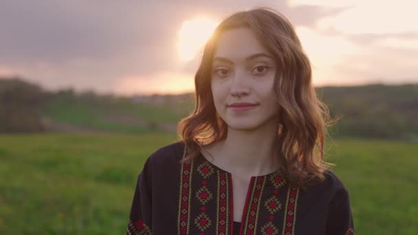 Porträtt Ung Ukrainsk Kvinna Nationell Skjorta Vyshyvanka — Stockvideo