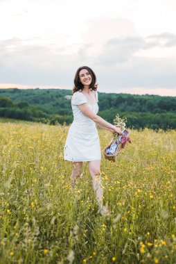 Genç beyaz kadın yazın tadını çıkarıyor.