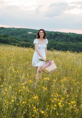 Genç beyaz kadın yazın tadını çıkarıyor.