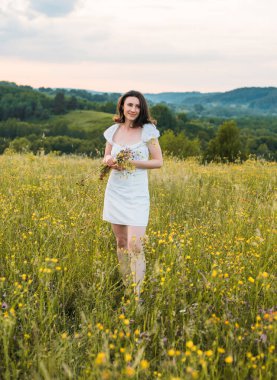 Genç beyaz kadın yazın tadını çıkarıyor.