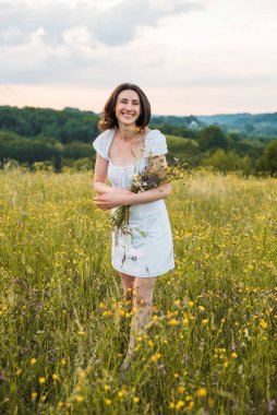 Genç beyaz kadın yazın tadını çıkarıyor.