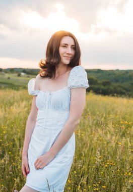 Genç beyaz kadın yazın tadını çıkarıyor.