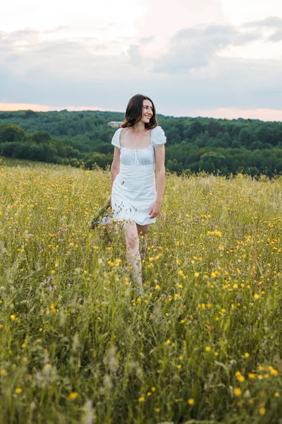 Genç beyaz kadın yazın tadını çıkarıyor.