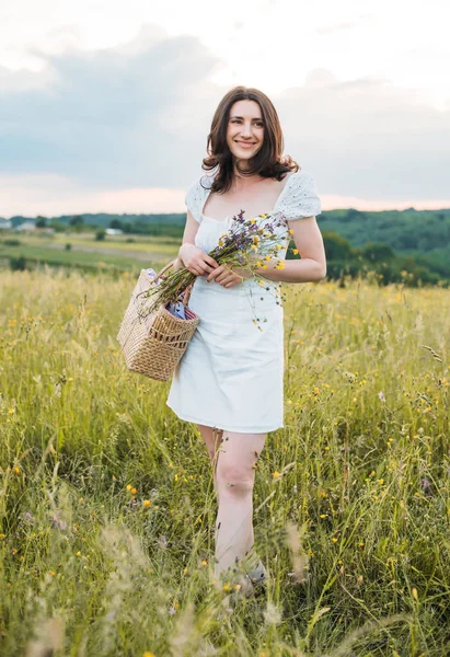 Giovane Donna Caucasica Campo Godendo Estate — Foto Stock