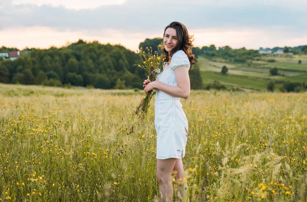 Junge Kaukasische Frau Feld Genießt Den Sommer — Stockfoto