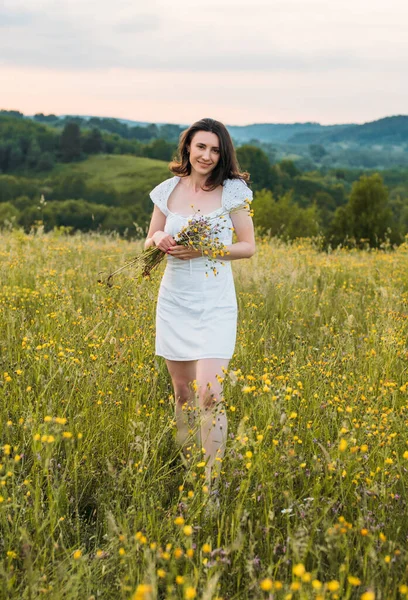 Giovane Donna Caucasica Campo Godendo Estate — Foto Stock