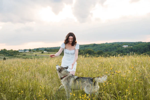 Sibirya Köpeğiyle Tarlada Neşeli Genç Bir Kadın — Stok fotoğraf