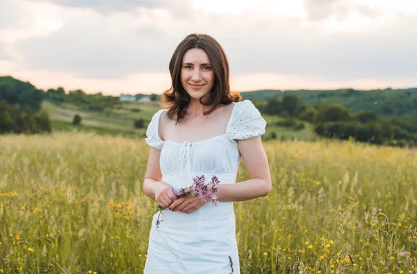 Genç beyaz kadın yazın tadını çıkarıyor.