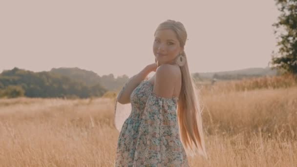 Замедленной Съемки Портрета Красивой Счастливой Беременной Женщины Сельской Местности Закате — стоковое видео