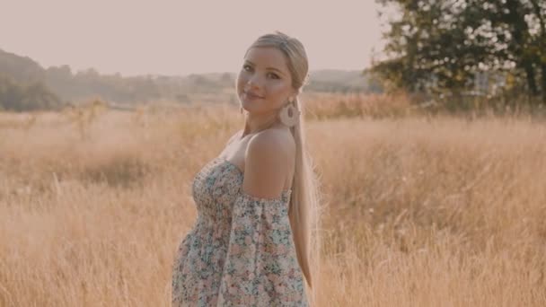 Slow Motion Portrait Beautiful Happy Pregnant Woman Countryside Sunset — Stok Video
