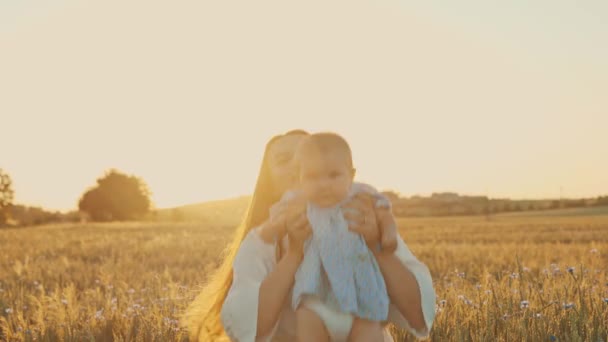 Slow Motion Shot Mother Daughter Having Picnic Outdoors Field Playing — Stock Video