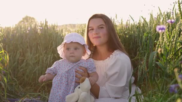 Slow Motion Shot Mother Daughter Having Picnic Outdoors Field Playing — Stok video