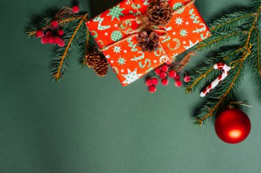 Noel arkaplanı - mevcut, çam ağacı dalları, yeşil fotokopi alanı üzerinde top ve dekor 