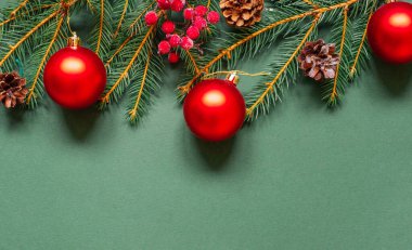 Noel arkaplanı - Çam ağacı dalları, toplar ve yeşil fotokopi alanı dekoru 