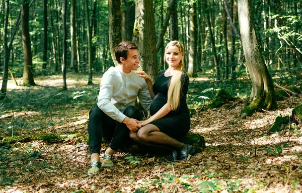 Jovem Grávida Seu Marido Divertindo Parque Feliz Família Livre Esperando — Fotografia de Stock