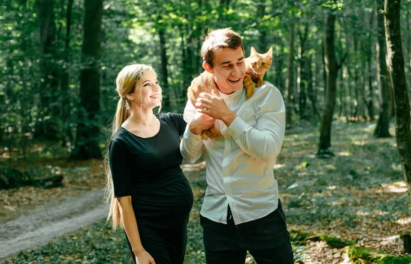 Молодая Беременная Женщина Муж Веселятся Красной Кошкой Парке Счастливая Семья — стоковое фото