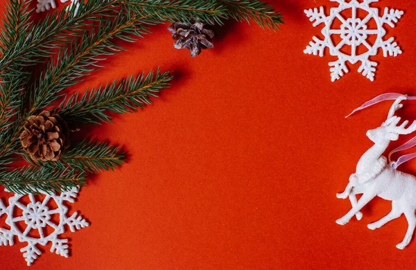 Noel Arkaplanı Kırmızı Kopya Alanı Üzerinde Çam Ağacı Dalları Kar Stok Resim