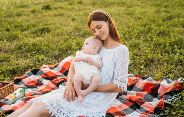 Matka Dcera Mají Piknik Venku Terénu Hrát Bavit Malým Dítětem — Stock fotografie