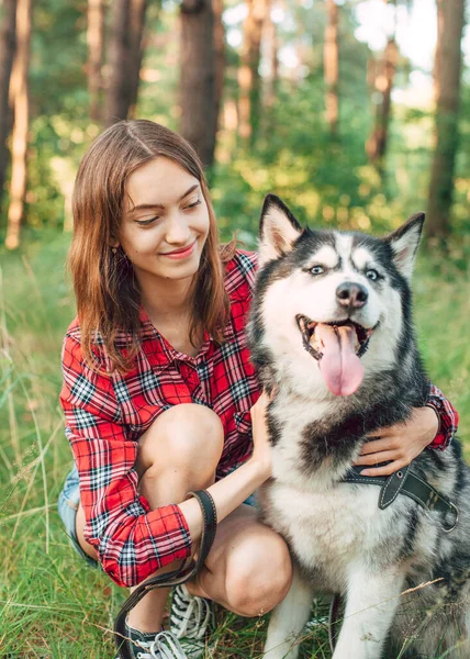 Teenagermädchen Spielt Und Spaß Mit Ihrem Sibirischen Husky Hund Hat — Stockfoto