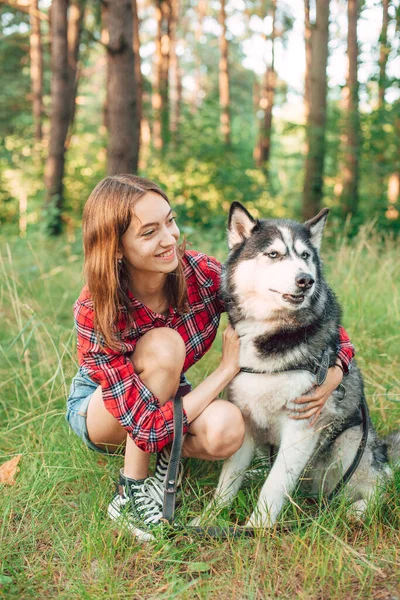 Nastolatka Gra Bawi Się Jej Syberyjski Husky Pies Dziewczyna Psem — Zdjęcie stockowe