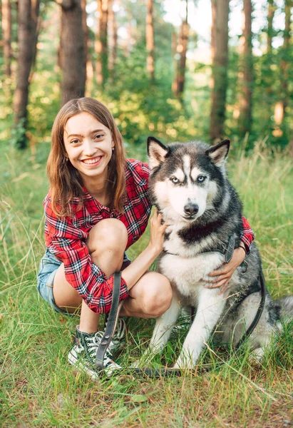 Teenagermädchen Spielt Und Spaß Mit Ihrem Sibirischen Husky Hund Hat — Stockfoto