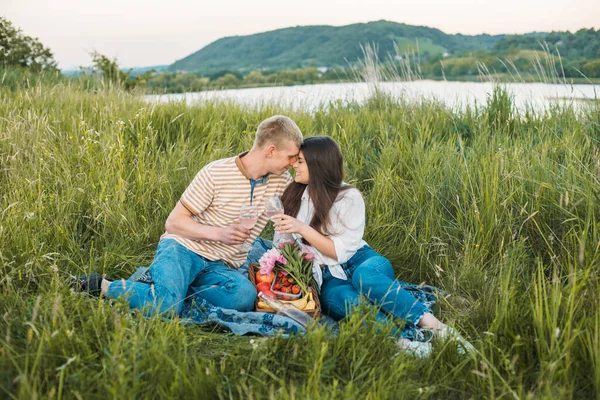 Молода Щаслива Пара Має Пікнік Відкритому Повітрі Сільській Місцевості Під — стокове фото