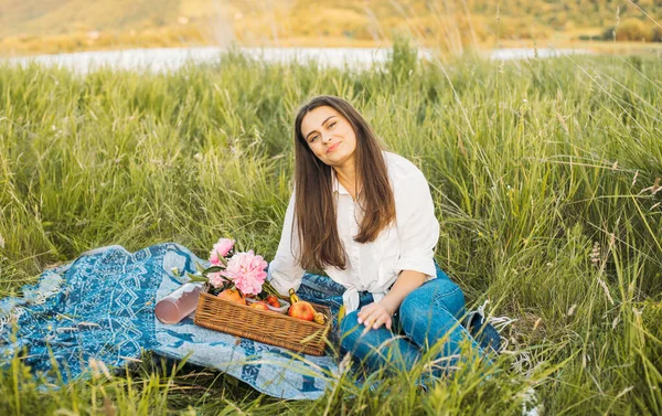 Jovem Bonita Fêmea Fazendo Piquenique Livre — Fotografia de Stock