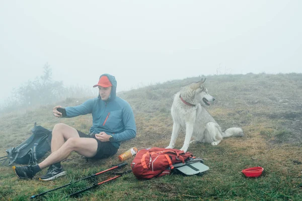 Homem Com Cão Husky Siberiano Andando Nas Montanhas — Fotografia de Stock