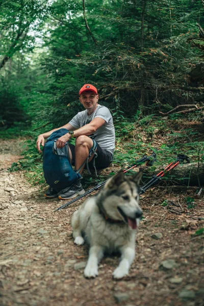 Homem Caminhante Com Cão Malamute Alasca Livre Nas Montanhas Viajar — Fotografia de Stock