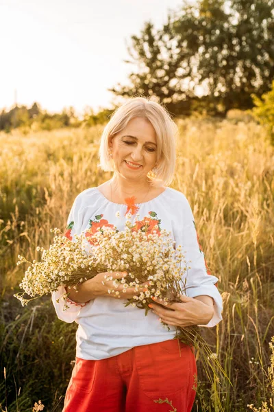 Retrato Feliz Mujer Madura Alegre Con Ramo Flores Silvestres Campo —  Fotos de Stock