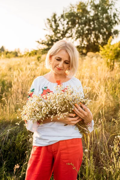 Retrato Feliz Mujer Madura Alegre Con Ramo Flores Silvestres Campo —  Fotos de Stock