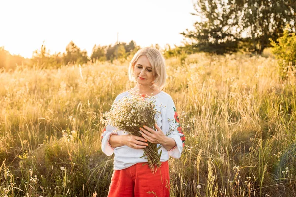 Ritratto Felice Donna Matura Gioiosa Con Mazzo Fiori Selvatici Campagna — Foto Stock