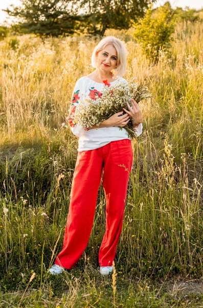 Retrato Feliz Mujer Madura Alegre Con Ramo Flores Silvestres Campo — Foto de Stock