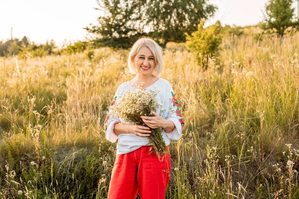 Retrato Feliz Joyfull Mulher Madura Com Buquê Flores Silvestres Campo — Fotografia de Stock