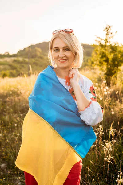 Feliz Alegre Mujer Madura Con Camisa Bordada Tradicional Ucraniana Celebración —  Fotos de Stock