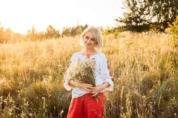 Retrato Feliz Joyfull Mulher Madura Com Buquê Flores Silvestres Campo — Fotografia de Stock