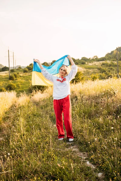 Felice Donna Matura Gioiosa Indossando Camicia Tradizionale Ucraina Ricamata Tenendo — Foto Stock