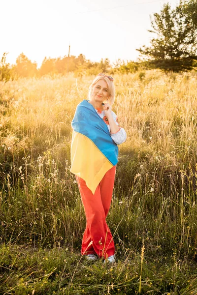 Fröhliche Reife Frau Trägt Traditionelles Ukrainisches Besticktes Hemd Und Hält — Stockfoto