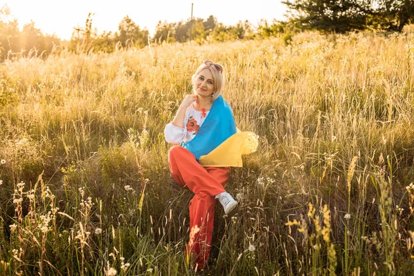 Feliz Mulher Madura Alegre Vestindo Camisa Tradicional Ucraniana Bordada Segurando — Fotografia de Stock